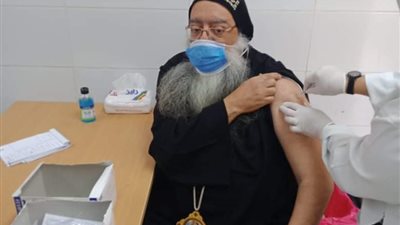 أسقف دشنا وتوابعها يتلقى الجرعة الأولى من لقاح كورونا (صور)