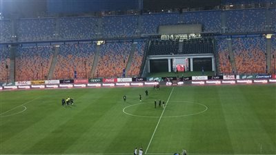 لقاء القمة.. لاعبو الزمالك والأهلي يتفقدون أرضية ستاد القاهرة (صور)