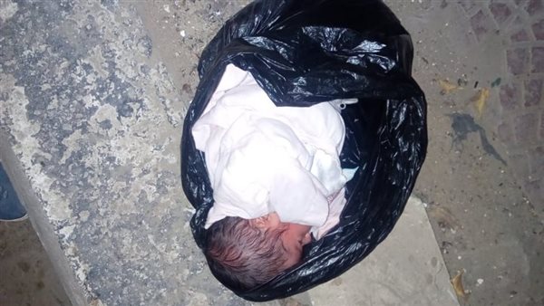 طفل رضيع داخل كيس