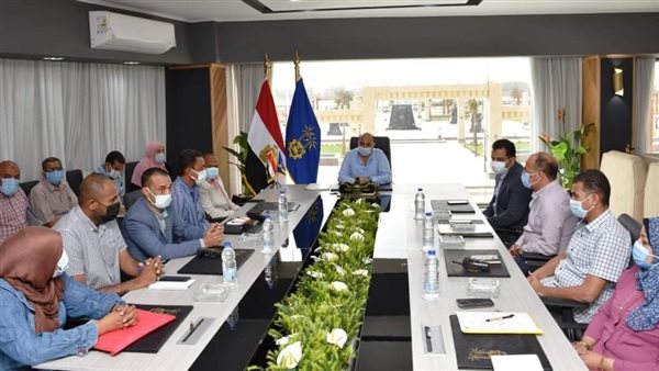 محافظ أسوان يجتمع