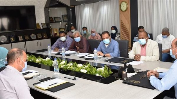 محافظ أسوان خلال