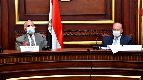 وزير الري خلال اجتماع