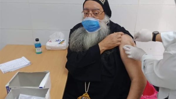 الأنبا تكلا يتلقى