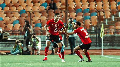 الشوط الأول.. الأهلي يتقدم على الزمالك بثنائية محمد شريف 