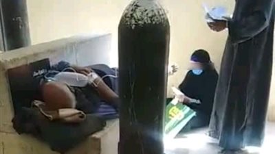 لعدم وجود أسرَّة.. مصاب بكورونا يتلقى علاجه على كرسي خرساني بحميات سوهاج   