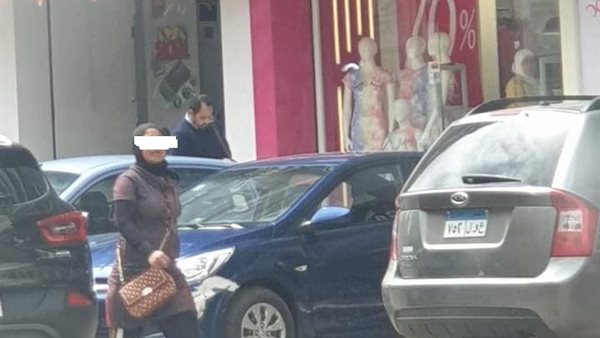 فتاة تستجدي المارة