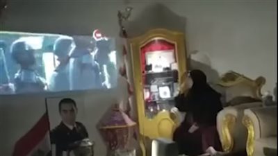 بكاء والدة أول شهيد لفض اعتصام رابعة العدوية أثناء مشاهدة مسلسل الاختيار 2 (فيديو)