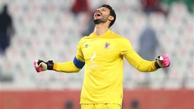 بسبب الخروج الخاطئ.. مدرب حراس الأهلي يجتمع بالشناوي قبل القمة