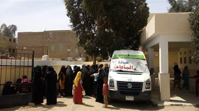 الكشف على 1053 شخصًا في قافلة طبية بقنا