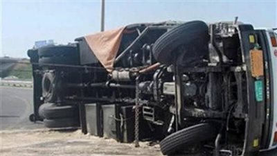 انقلاب سيارة نقل ثقيل بطريق أبو سمبل السياحي