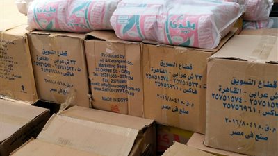 ضبط 300 زجاجة زيت وربع طن سكر تمويني محظور تداولها بالمحال التجارية في الأقصر