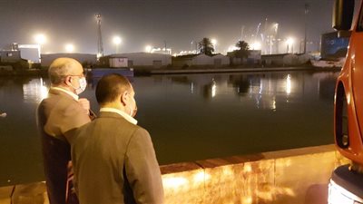 مدير أمن بورسعيد يتابع جهود إنقاذ سيارة سقطت بقناة الاتصال