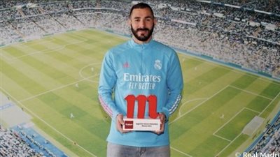 بنزيما يتسلم جائزة لاعب الشهر في ريال مدريد