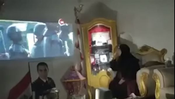 والدة الشهيد تشاهد