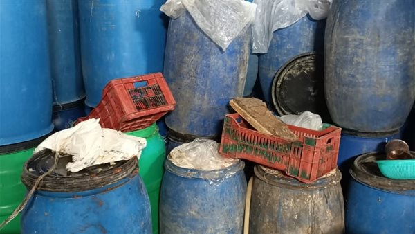 مخلل يحتوي على ديدان