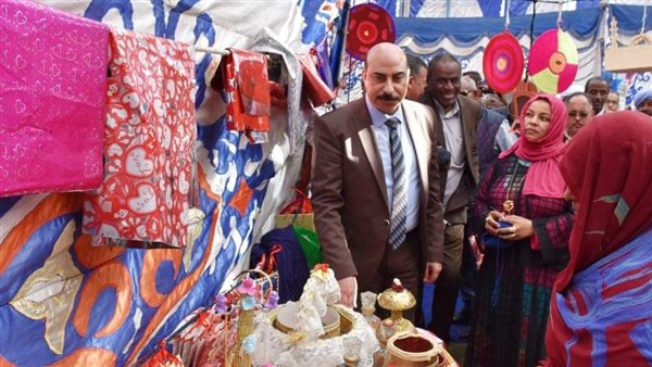 محافظ أسوان مع اهالى