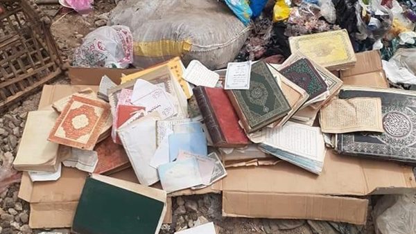 إلقاء مصاحف أحد مساجد
