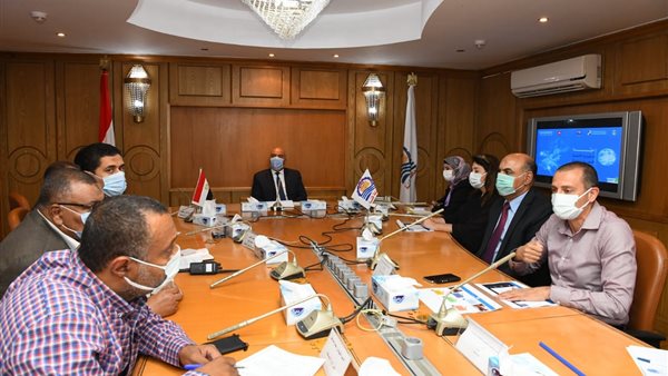 محافظ قنا يستقبل