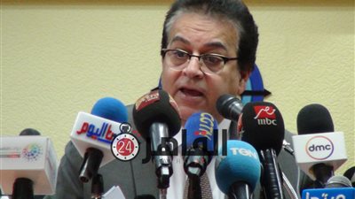 وزير التعليم العالي: الإعلام يتجاهل إطلاق قمر صناعي ويركز علي خبر تقبيل طالب لطالبة