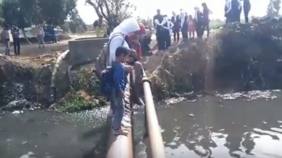 “يعبرون المصرف بالسير على الماسورة”.. أول تحرك من محافظ البحيرة لإنهاء معاناة تلاميذ عزبة الديب