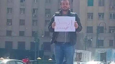 تفاصيل التحقيق مع الشاب الذي رفع لافتة معارضة في التحرير