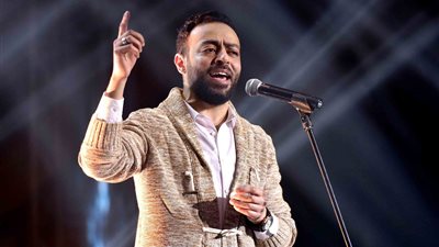 من وردة لـ “تامر عاشور”.. نجوم عاتبوا الأيام في أغنياتهم (فيديو)