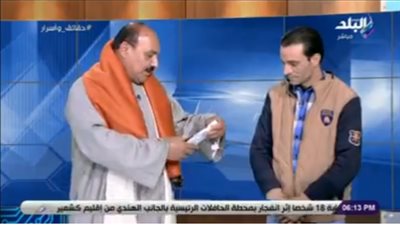 دخل عليه الاستديو وصافحه.. نجل الحاجة سبيلة يدفع 10 آلاف جنيه لمنقذ الضحايا (فيديو)