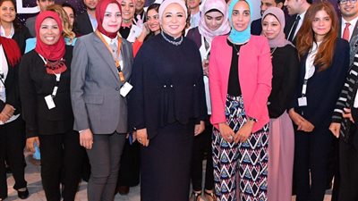 فى اليوم العالمي للمرأة.. انتصار السيسي تحيي المرأة وتؤكد حقها في القيادة (صورة)