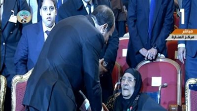 الرئيس السيسي يقبل يد والدة شهيدين تقديرًا لها (فيديو)