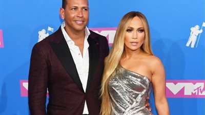 بعد علاقة لمدة عامين.. خطوبة جينفر لوبيز من لاعب بيسبول بخاتم ثمنه مليون دولار (صورة)