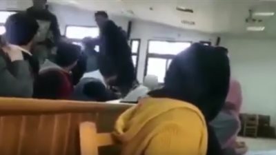 أستاذ بتجارة بورسعيد يستعين بالأمن لطرد طلاب من المحاضرة: “بقولك تعالا يا روح أمك!” (فيديو)