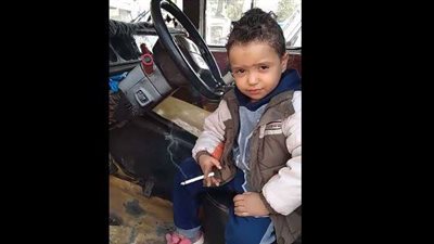 “أنا مضايق ومش فايقلك”.. طفل يدخن ويهدد شاب بسلاح أبيض داخل ميكروباص (فيديو)