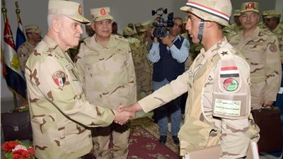 رئيس أركان حرب القوات المسلحة يشهد المرحلة الرئيسية للمشروع التكتيكي “بدر 43” (صور)