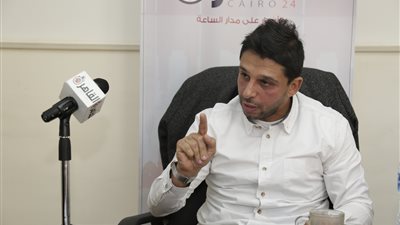 محمد فاروق في ندوة “القاهرة 24”: فانلة الأهلي “تقيلة” على بعض اللاعبين.. والدوري أهلاوي