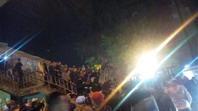 انقلاب سيارة شرطة من أعلى كوبري مزلقان أرض اللواء (صور)