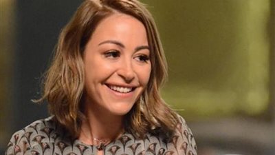 كيف تغير شكل منة شلبي بدون عمليات تجميل؟ (فيديو وصور)