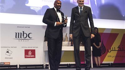 “MBC” تُكرِّم ستيف هارفي وتمنحه جائزة لمساهماته في عالم الترفيه العالمي (صور)