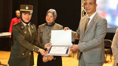 محافظ سوهاج: المرأة السوهاجية “مختلفة”.. وتتحلى دائماً بالإصرار والعزيمة (صور)