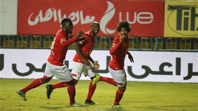 شاشة ملعب برج العرب تعرض أهداف الأهلي قبل مباراة بطل الجزائر