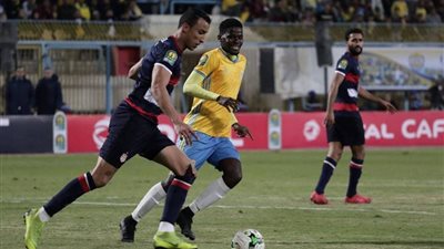 الغاز المسيل للدموع يغطي ملعب مباراة الإسماعيلي والإفريقي