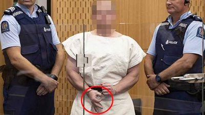 ماذا تعني حركة اليد التي لوح بها سفاح مسجدي نيوزيلندا أثناء محاكمته؟