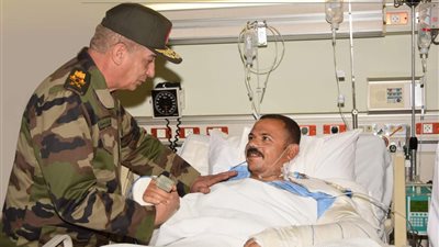 وزير الدفاع يزور المرضى بالمستشفيات العسكرية