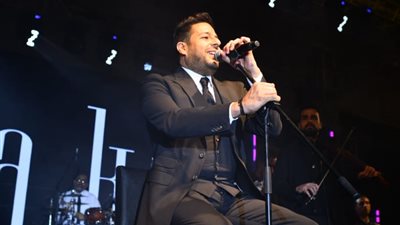 حماقي يحيي حفل إنجازات الدولة جالسًا بأحد الفنادق الهامة (صور)