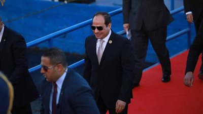 السيسي يتفقد الجناح الاقتصادي.. ويطلع على جهود البنوك وشباب رواد الأعمال