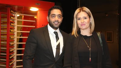 أول ظهور بعد شائعة الانفصال.. أحمد فلوكس يصطحب هنا شيحة إلى معرض والدها (صور)