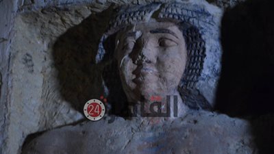 “الآثار” توضح حقيقة صورة موظف يحمل قطعة أثرية