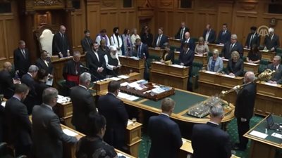 البرلمان النيوزيلندي يفتتح جلساته بآيات من القرآن ترحمًا على شهداء المسجدين (فيديو)