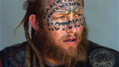 عصابة ترقص الهاكا لحماية مساجد نيوزيلندا (فيديو)