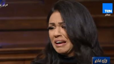 المطربة شاهيناز تبكي على الهواء: “أرجوكم نفسى أسمع صوت ابني” (فيديو)