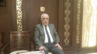 بدء مراسم العزاء في والدة أحمد صلاح حسني و”حماة” أمير كرارة.. وأشرف زكي أول الحضور (صور)